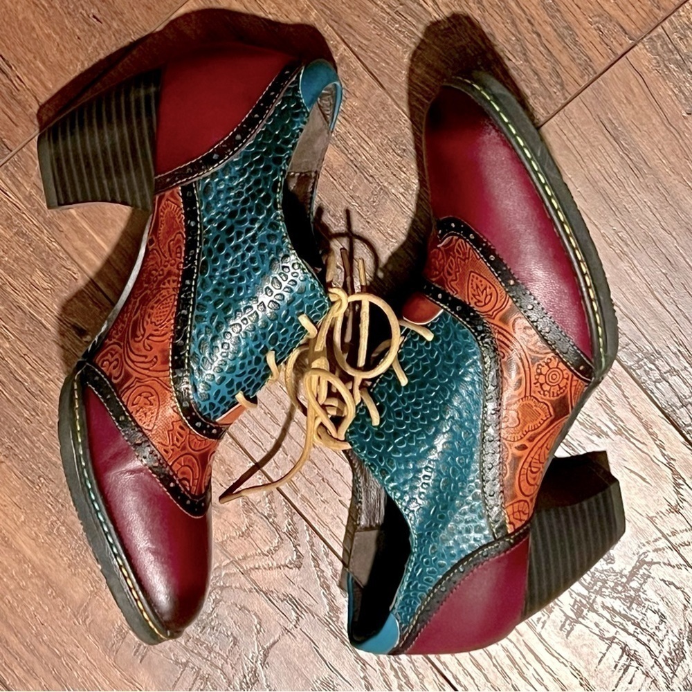 Bohemian bright patterned laced oxfords. Size 38